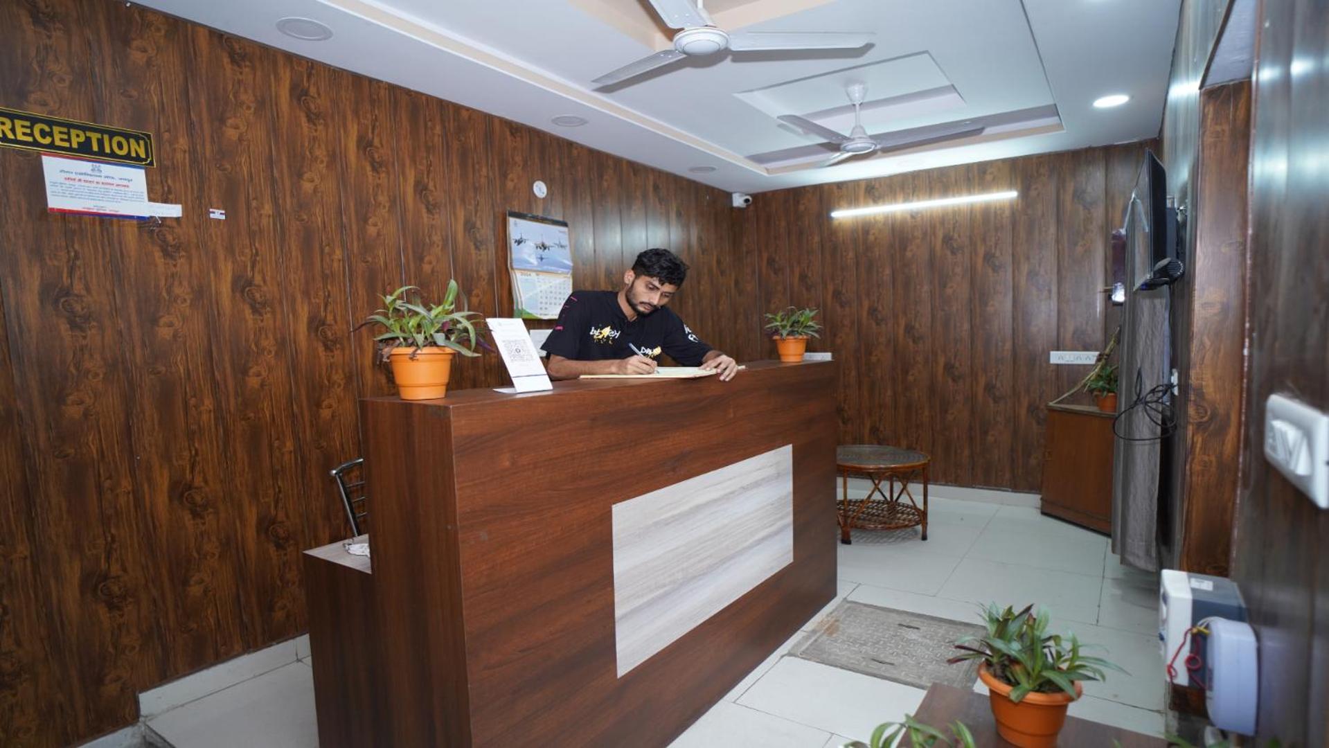 Hotel Apoorv - Near Jaipur Railway Station ภายนอก รูปภาพ